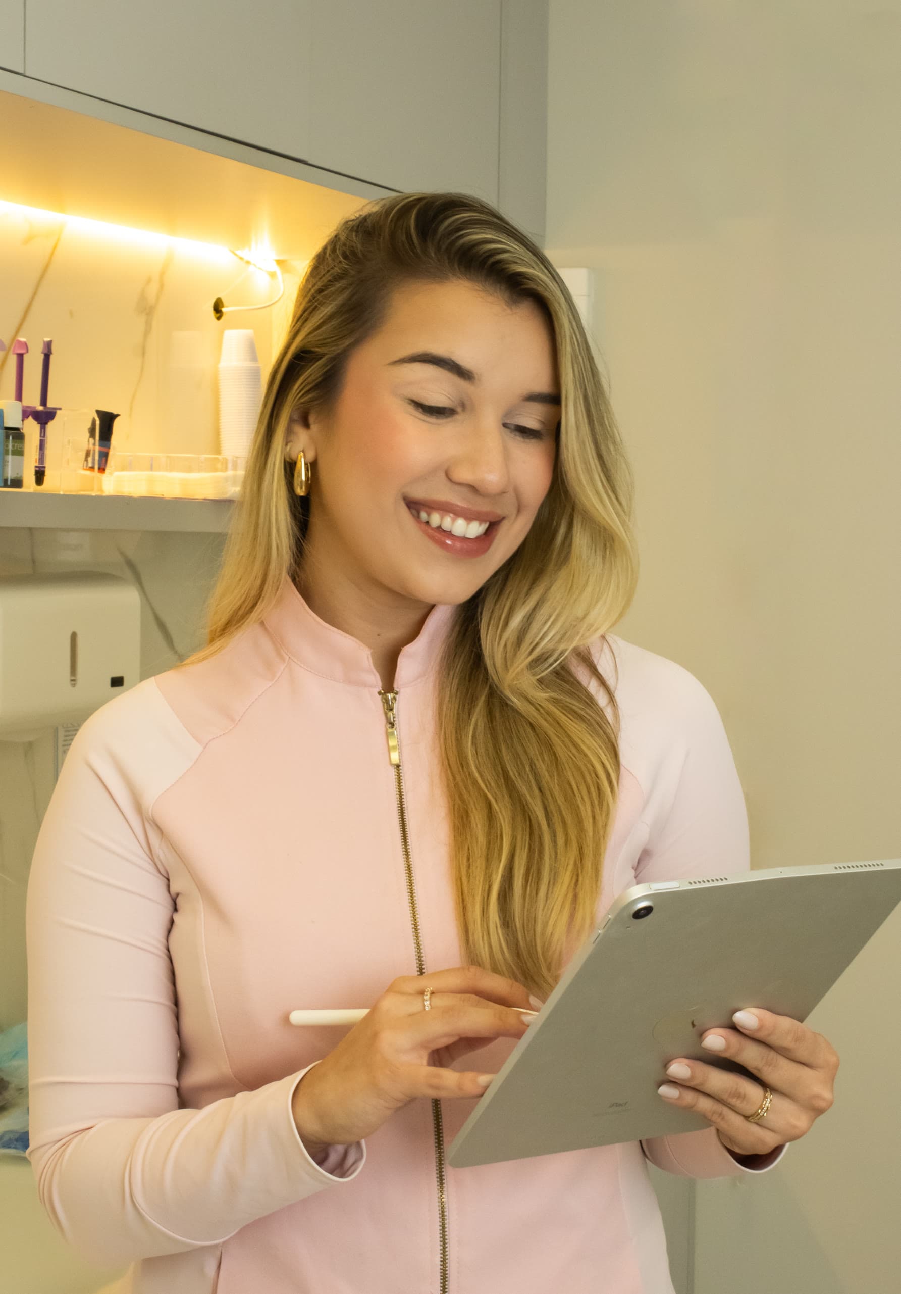 Dra. Isadora Ribeiro, cirurgiã-dentista, no consultório em Recife